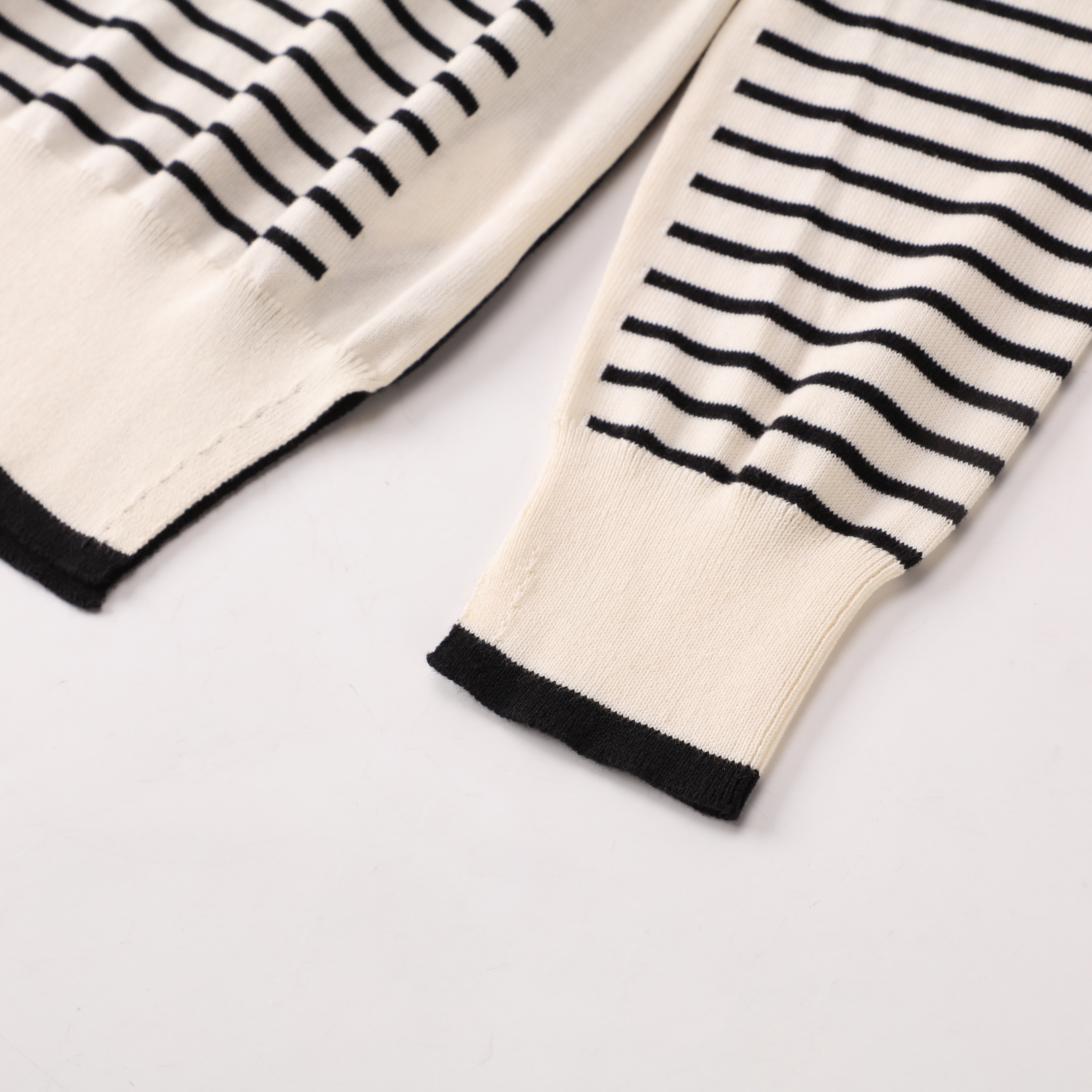 La moda de encargo del OEM del otoño invierno rayó el suéter largo del punto del jersey de las señoras de las mujeres de la manga