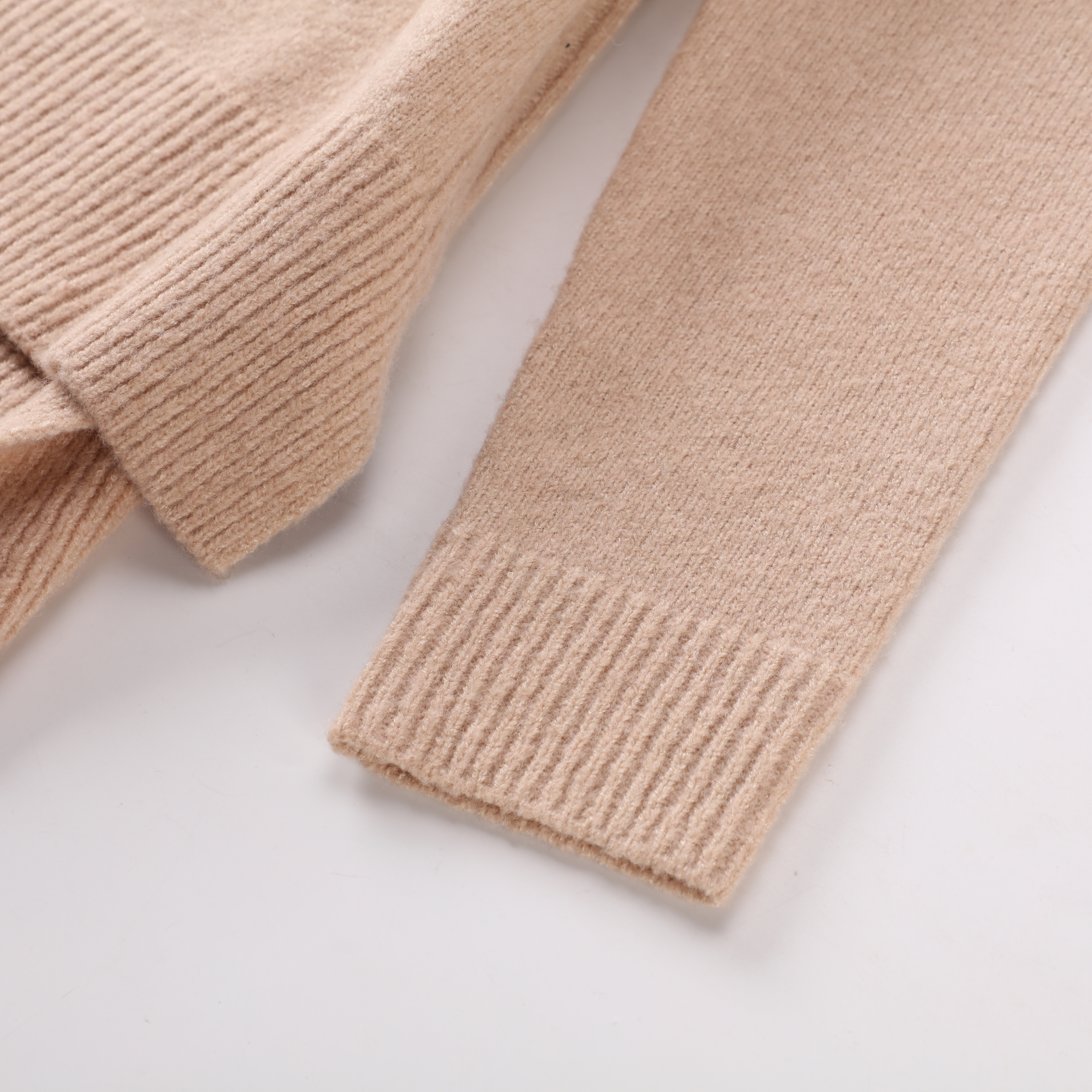 Suéter suelto de punto de manga larga beige personalizado OEM de otoño invierno para mujer