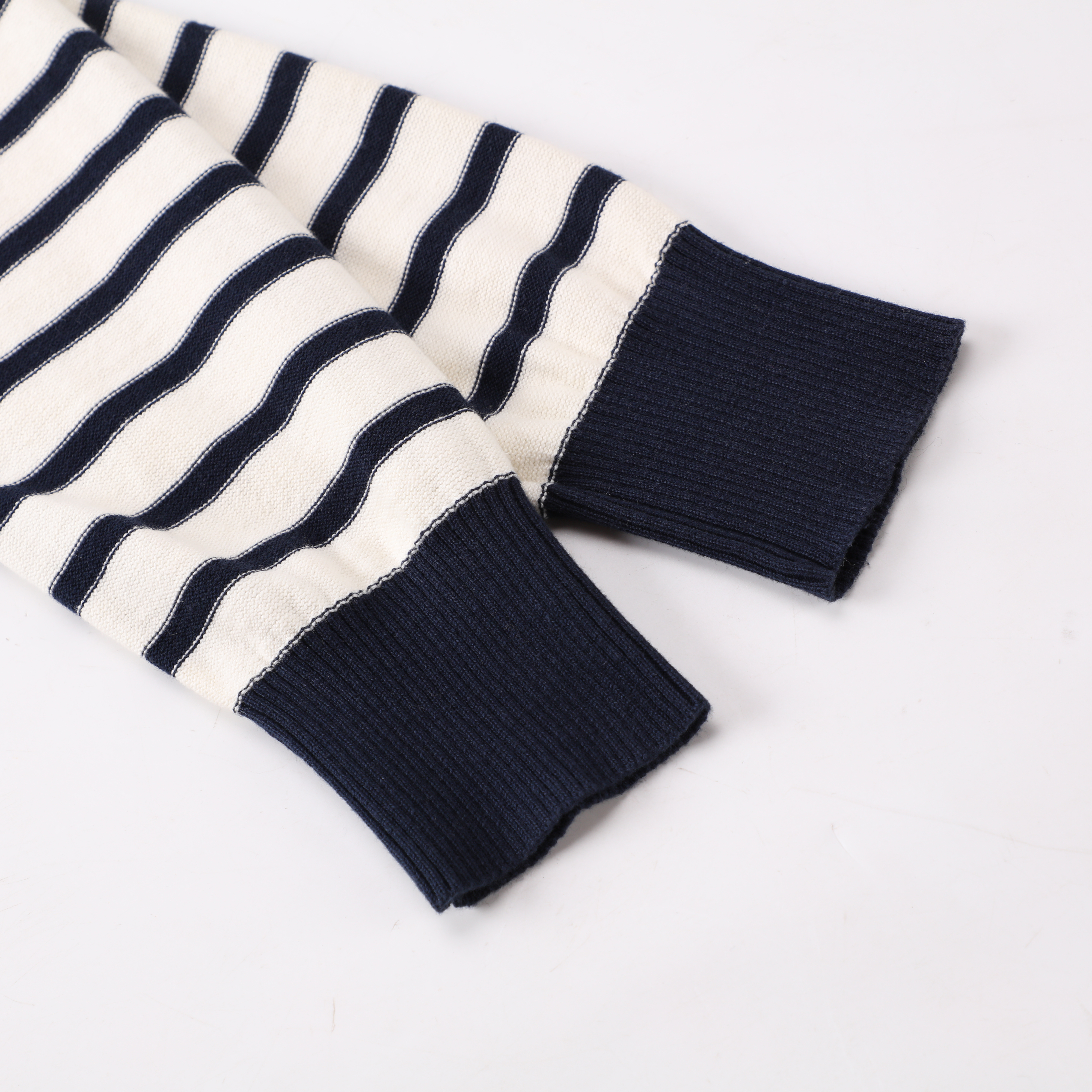 La aduana del OEM del invierno rayó el suéter flojo del punto del jersey de las señoras de las mujeres del cuello en V de la manga larga