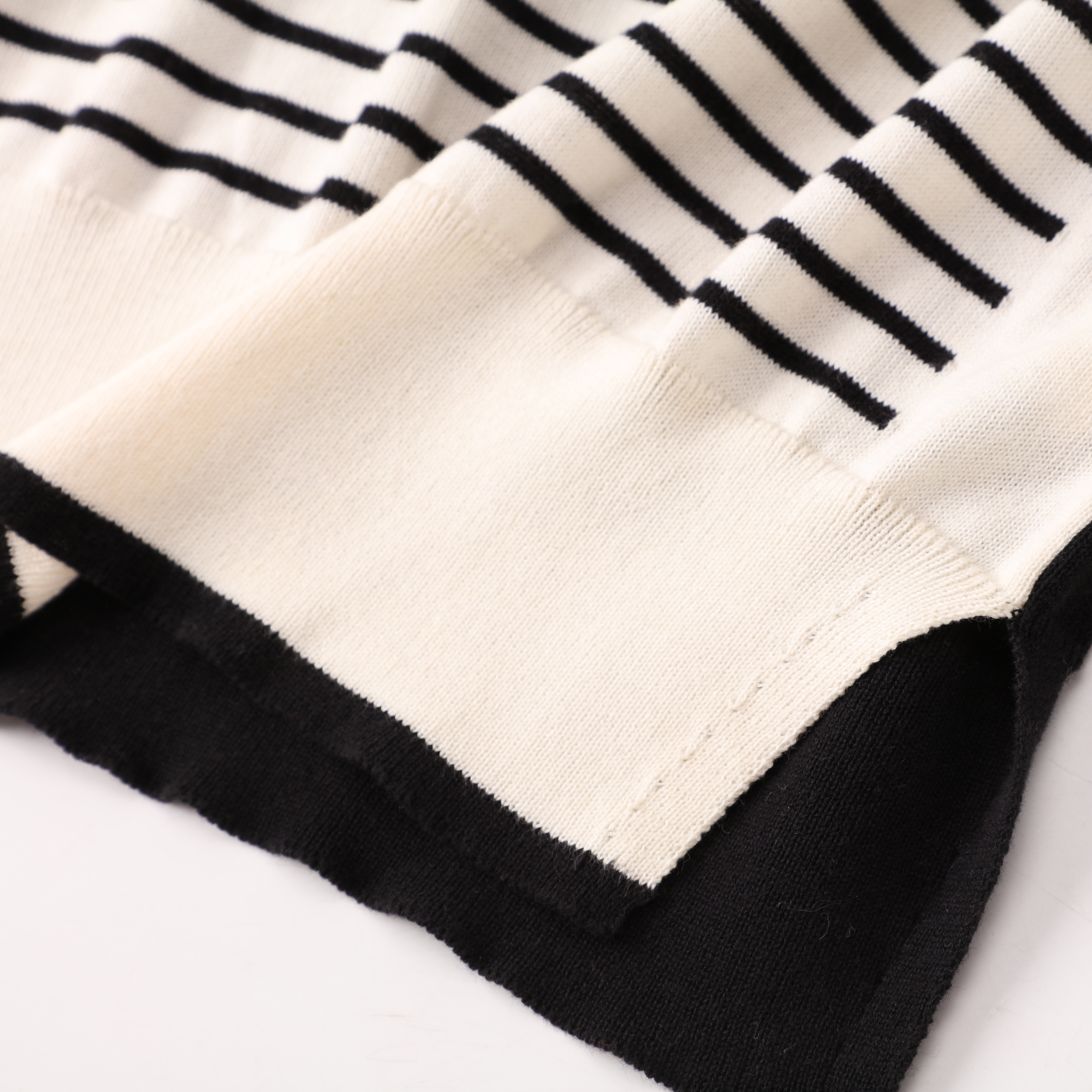 La moda de encargo del OEM del otoño invierno rayó el suéter largo del punto del jersey de las señoras de las mujeres de la manga