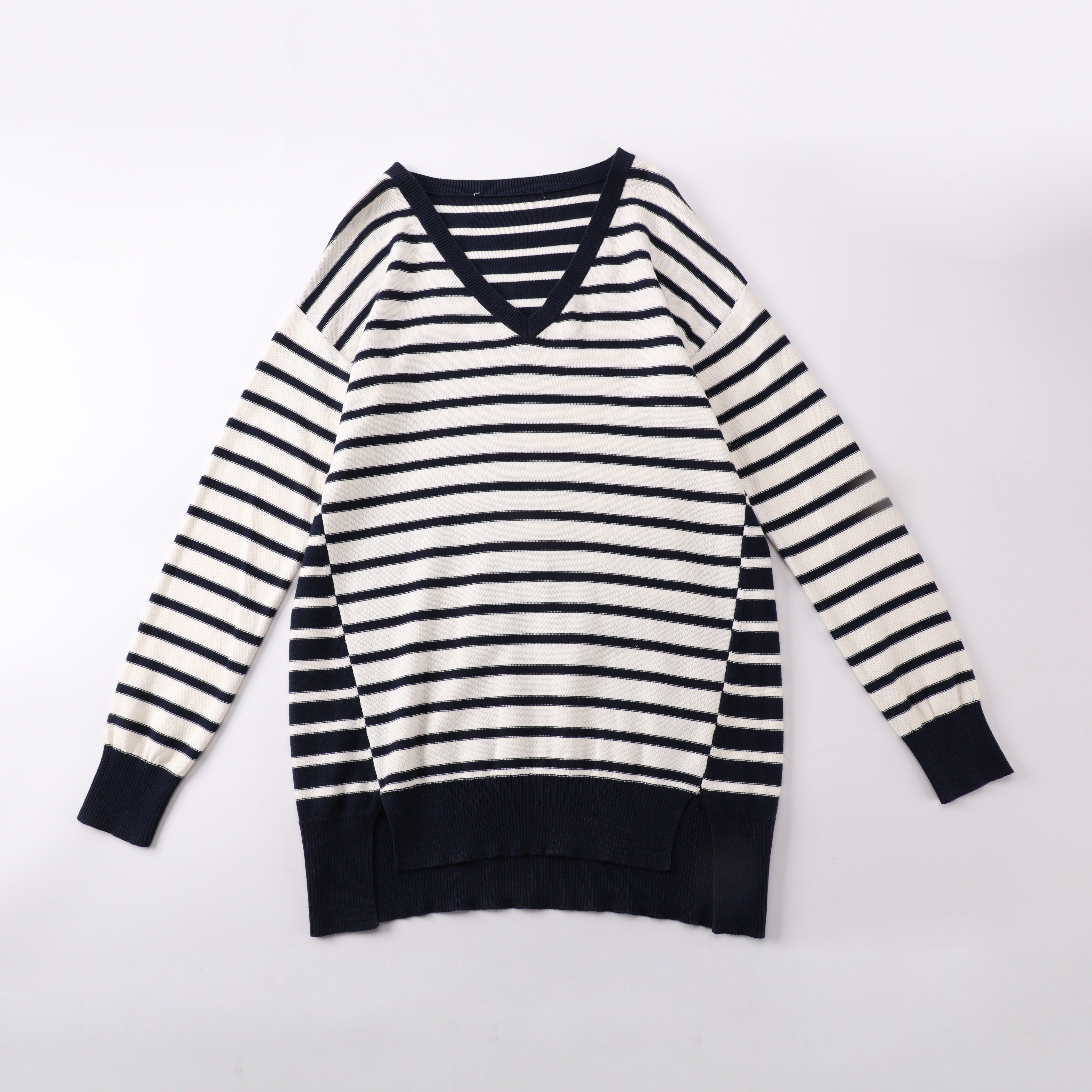 La aduana del OEM del invierno rayó el suéter flojo del punto del jersey de las señoras de las mujeres del cuello en V de la manga larga