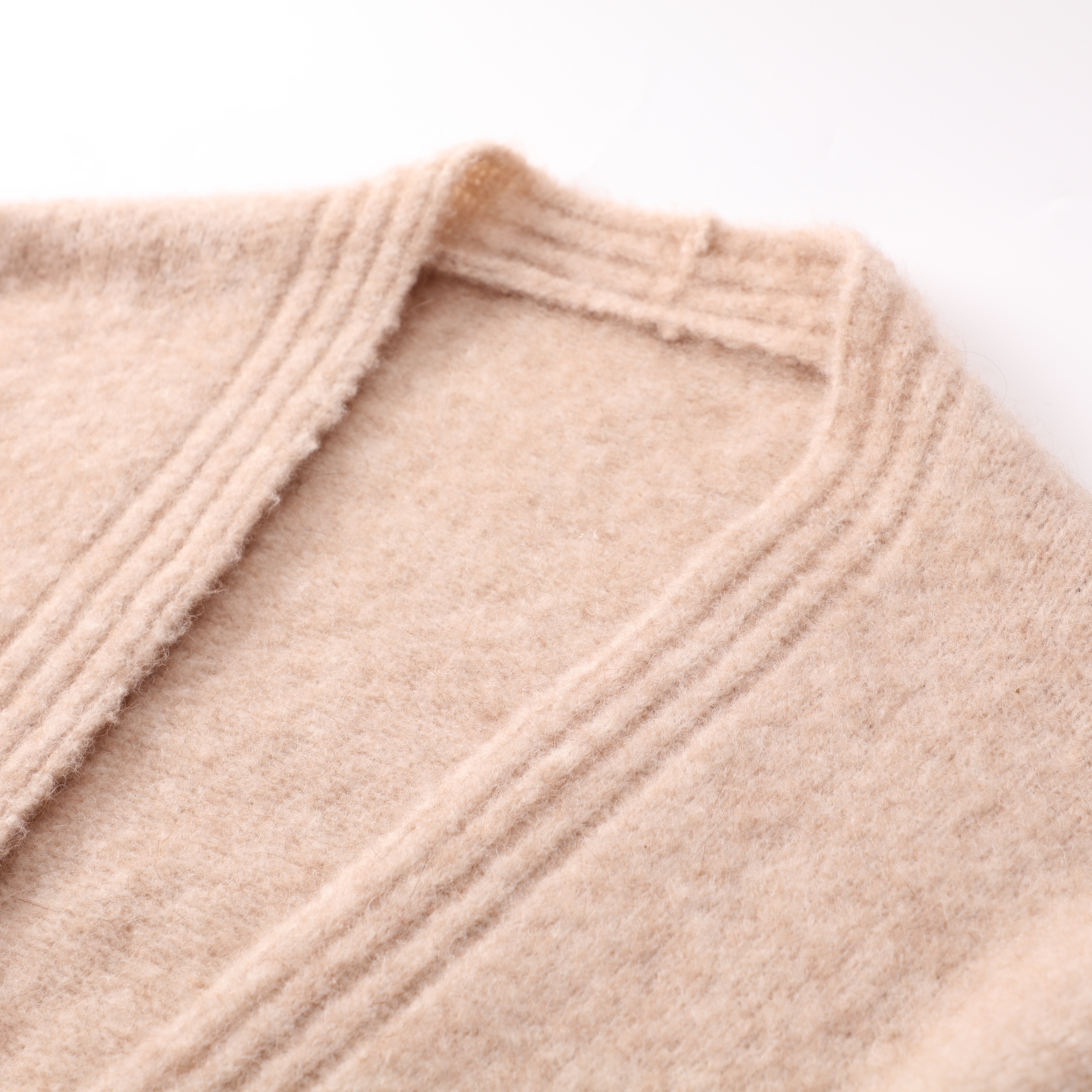 Cárdigan largo beige personalizado del suéter del punto del top del ganchillo de las mujeres de las lanas de la manga del OEM con el bolsillo