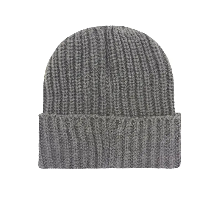 Hates de gorro de punto vs. Gorro de lana: ¿Cuál es mejor para el clima frío?