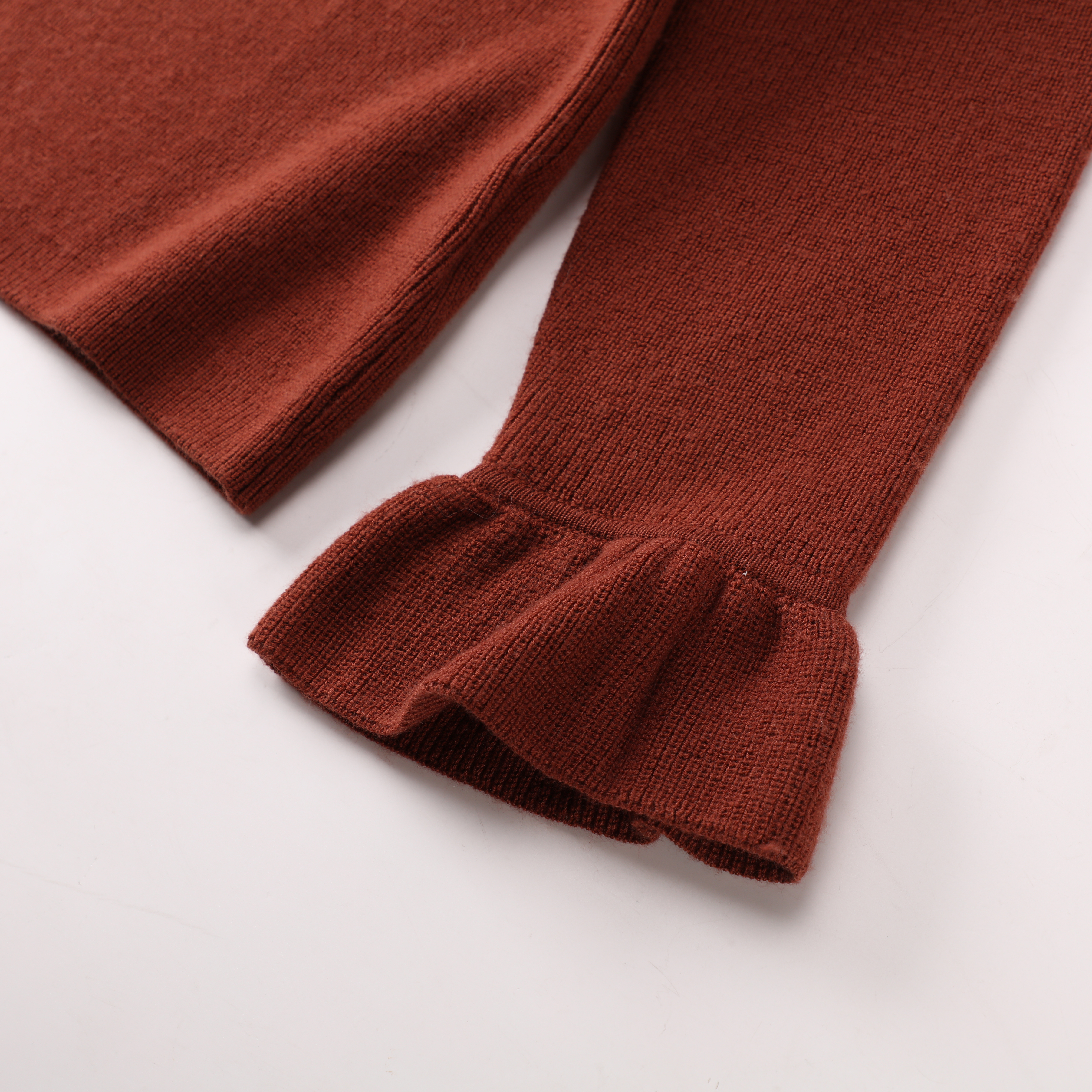 Suéter rojo de encargo del punto del jersey de las señoras de las mujeres del cuello en V de la manga de la colmena del OEM del invierno