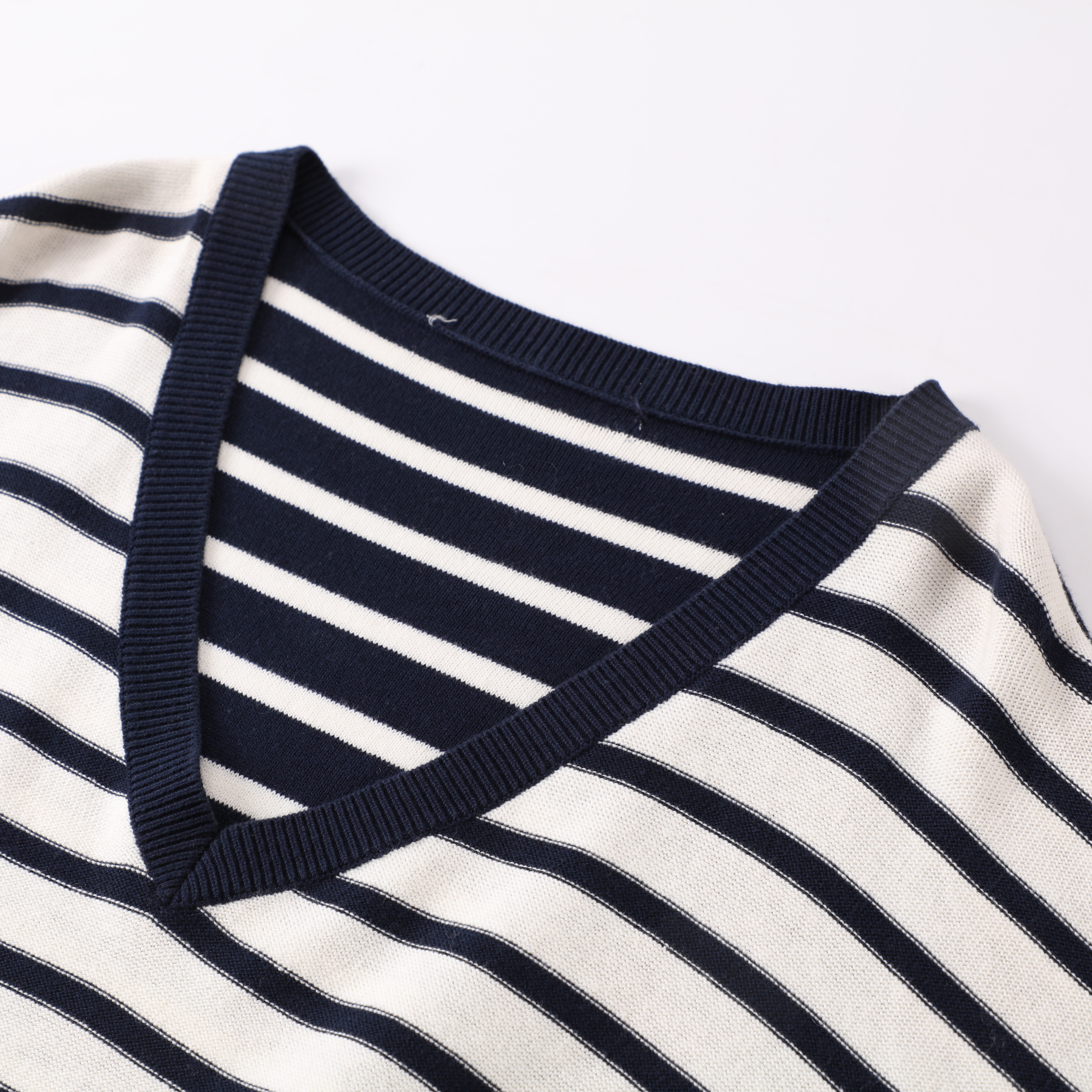 La aduana del OEM del invierno rayó el suéter flojo del punto del jersey de las señoras de las mujeres del cuello en V de la manga larga