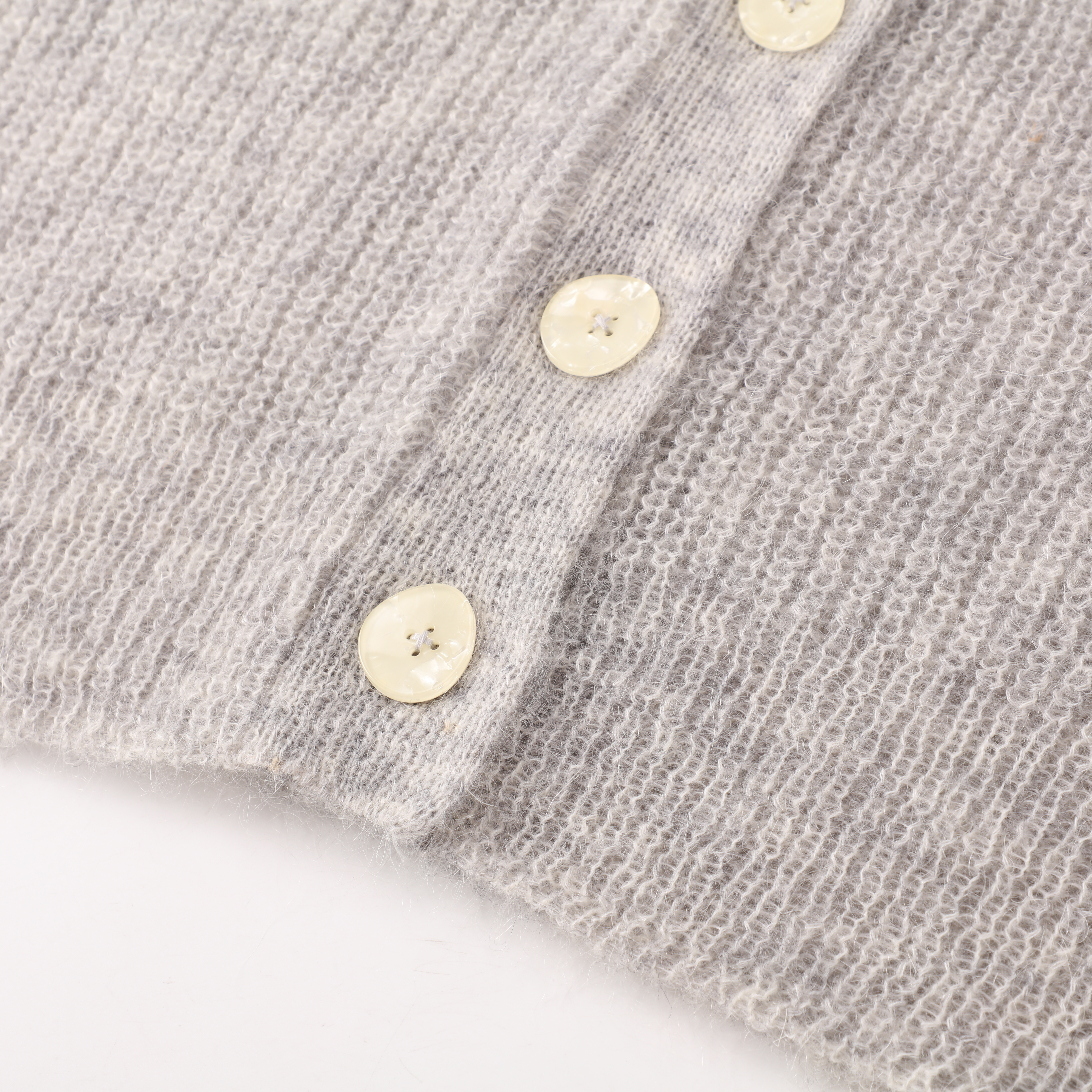 Cárdigan suave gris de encargo del suéter del top del punto de las lanas de las mujeres con cuello en V de la manga larga gris de encargo del OEM del invierno para las señoras