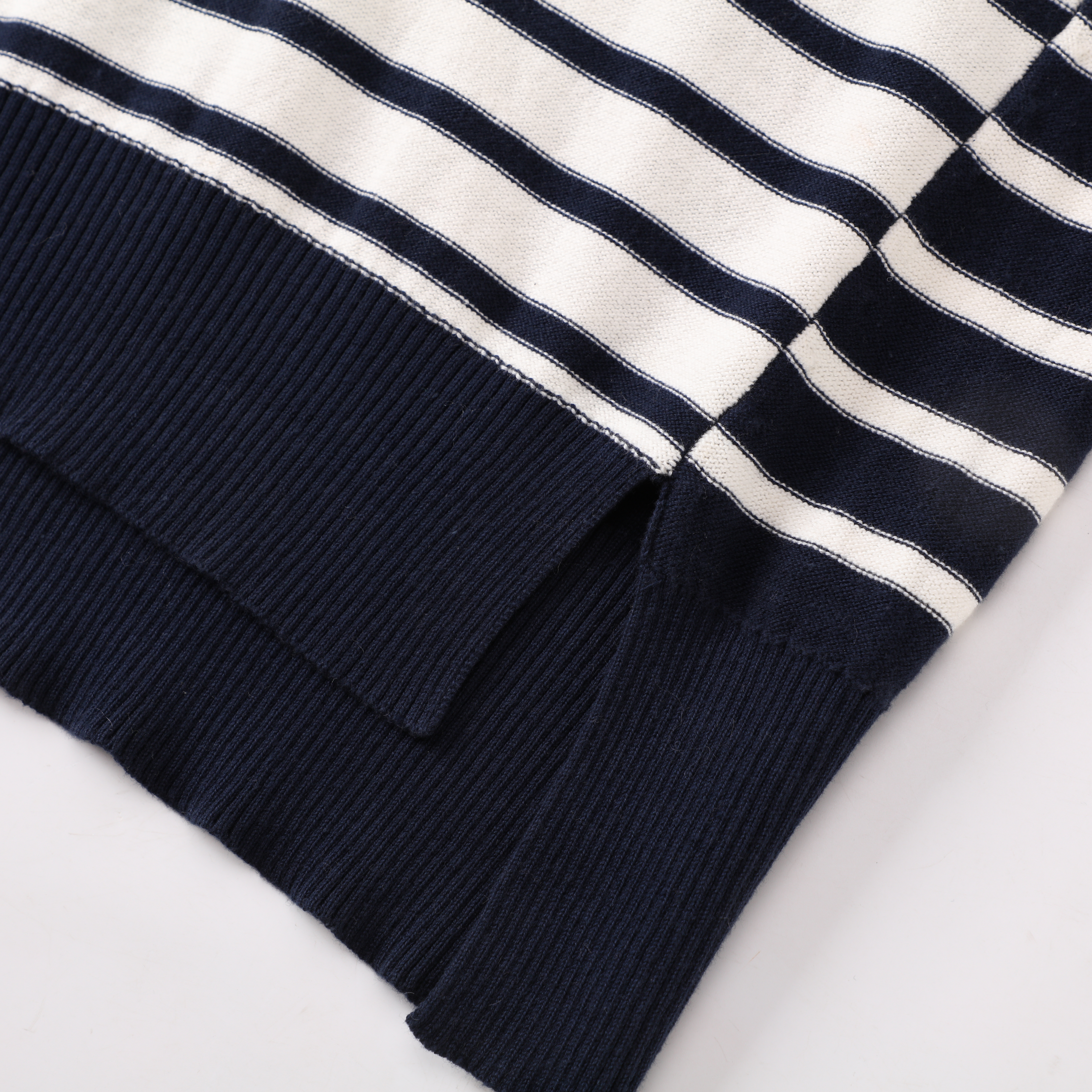 La aduana del OEM del invierno rayó el suéter flojo del punto del jersey de las señoras de las mujeres del cuello en V de la manga larga