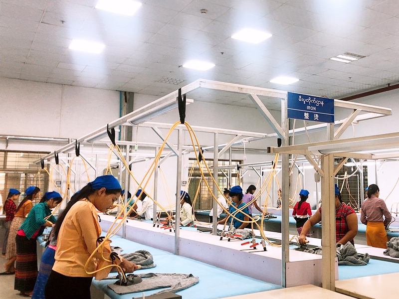 Cómo diseñar un suéter navideño para hombres